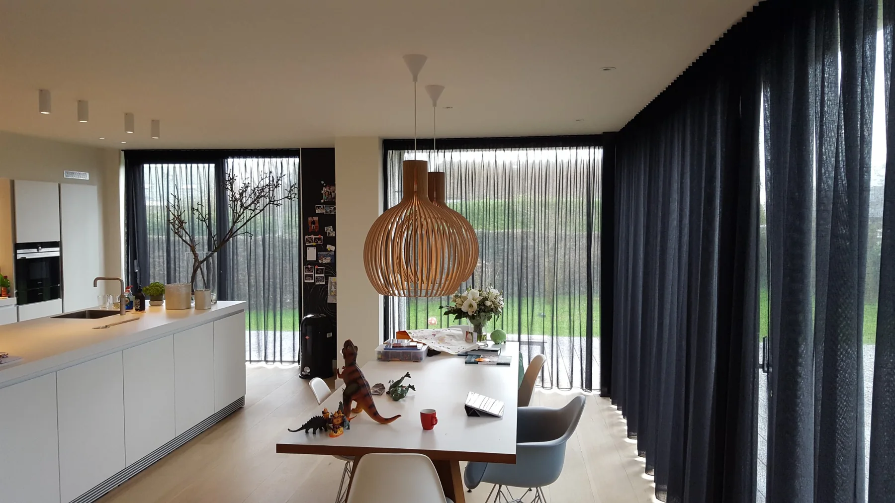 Donkere vitrage rond een brede glasgevel