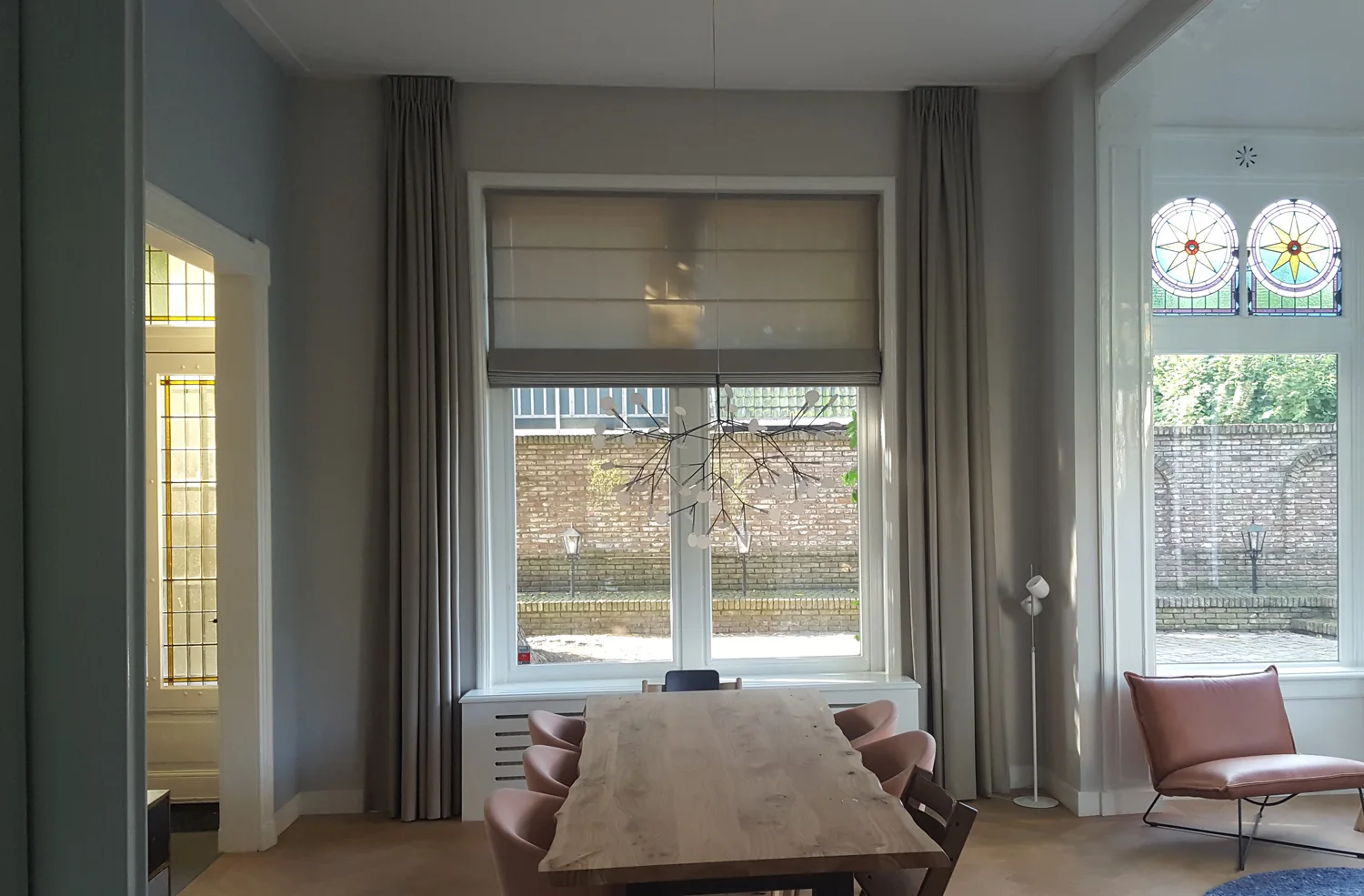 Gordijnen en vouwgordijnen in één interieur