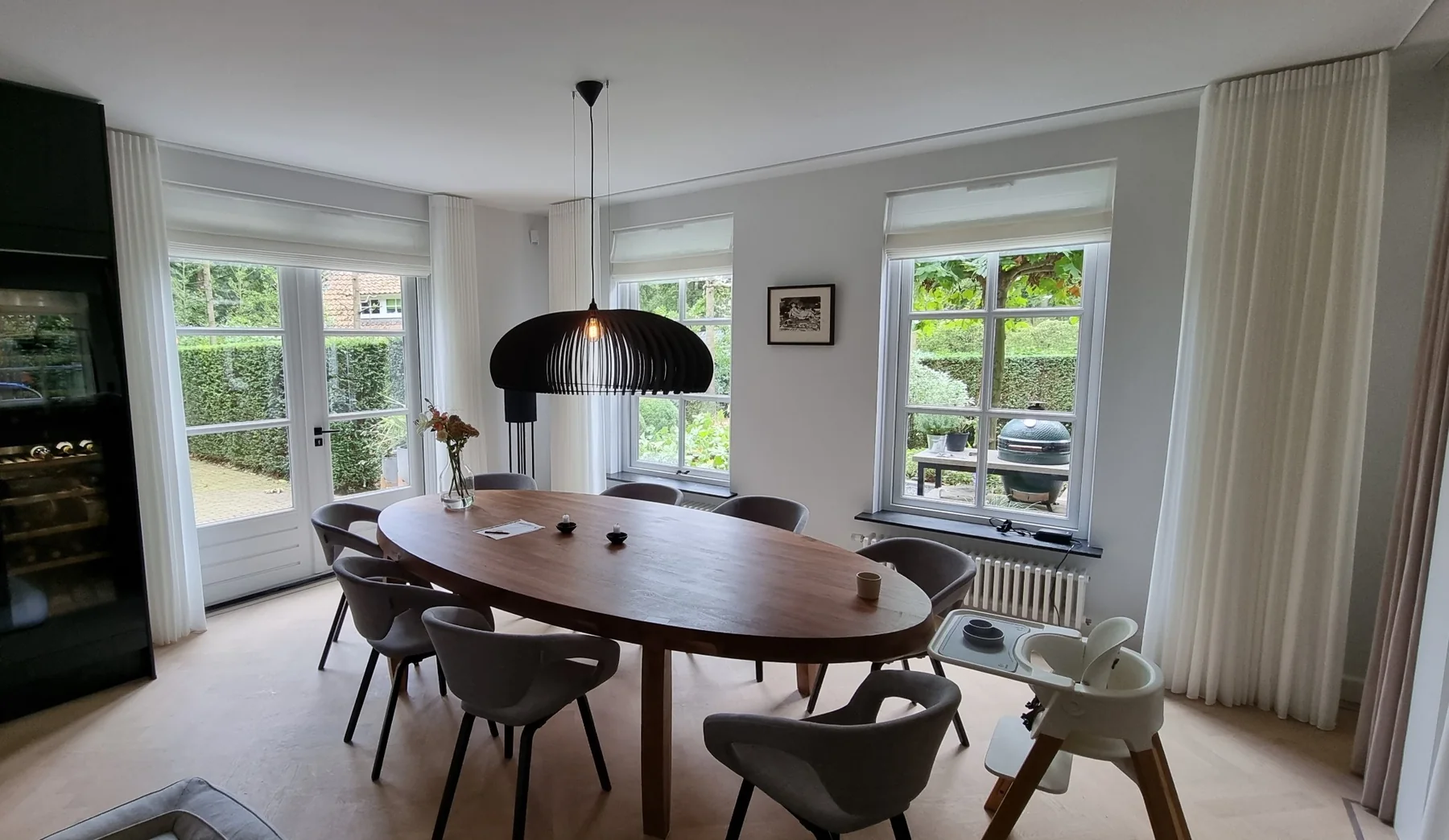 Wavegordijnen en vouwgordijnen in één interieur